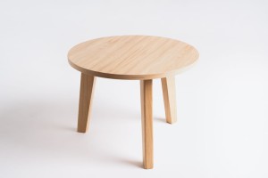 Stolik kawowy TRIPOD wood 60 – dąb naturalny