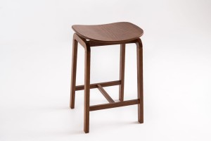 Stołek barowy YUKI – buk orzech